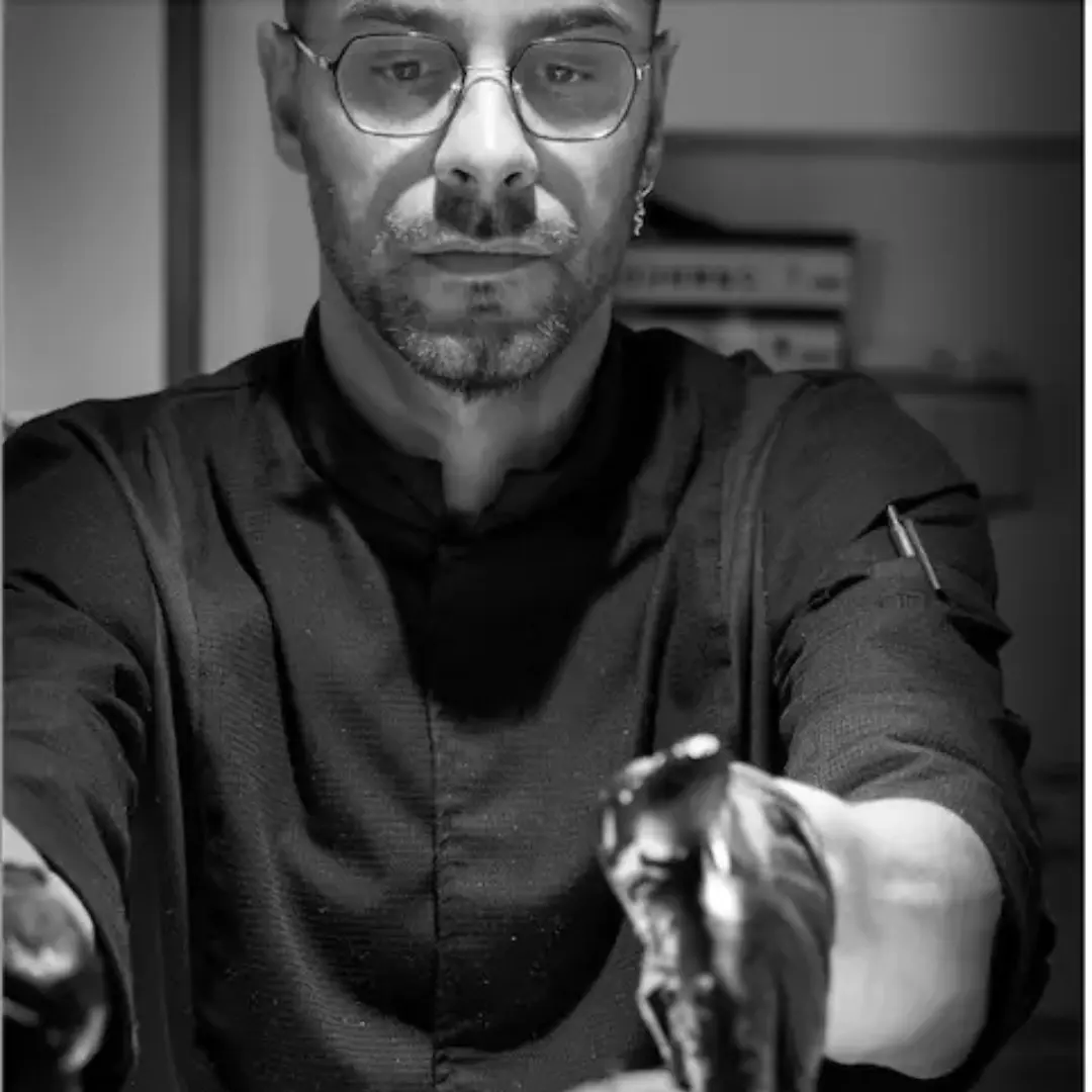 Cuisinier tend un plat